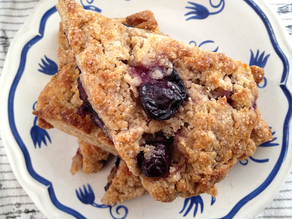 delikatissen recetas delikatissen postres y pastas americanas postres fáciles y rápidos postres delikatissen postres con arándanos pan rápido pan con levadura química dulces para desayuno y merienda dulces ingleses Blueberry scones (panecillos con arándanos) 