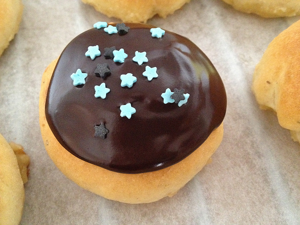 delikatissen repostería nórdica repostería danesa recetas nórdicas de carnaval recetas delikatissen recetas de pan dulce con glaseado Fastelavnsboller bollos rellenos de mazapan bollos daneses de carnaval 