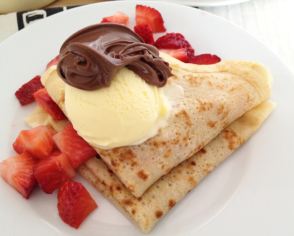 delikatissen recetas delikatissen postres sin horno postres rápidos postres nórdicos daneses postres fáciles postres delikatissen Pandekager med is guarnición presentación crepes crêpes helado de vainilla fresas nutella crepes caseras 