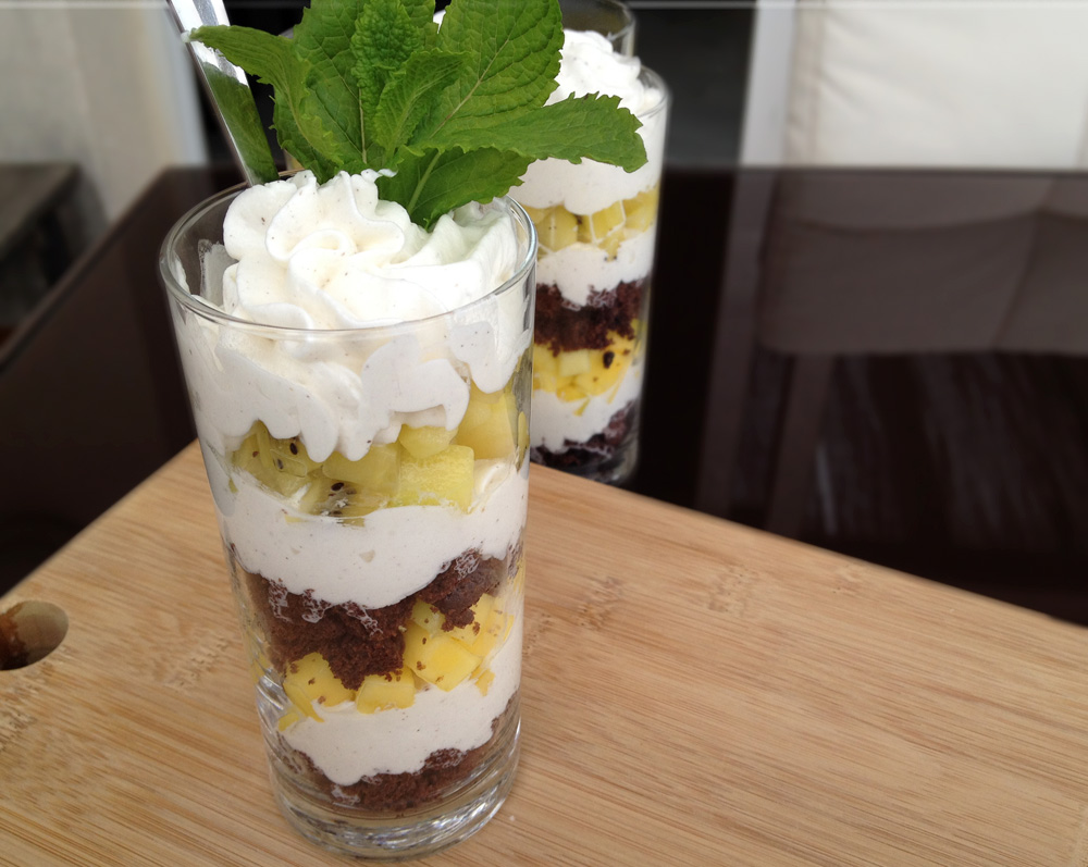 delikatissen trifle parfait Trifle de bizcocho postres sencillos en vaso postres rápidos postres fáciles postres en frío postres delikatissen postres de capas montaje de postres frutas amarillas y crema bizcochos de plátano y cacao 