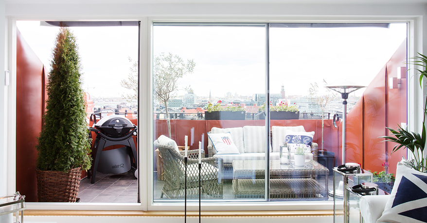 Pequeño ático con amplia terraza interiores espacios pequeños estilo y diseño nórdico escandinavo distribución diáfana Diseño de interiores de lofts y áticos decoración en blanco decoración de interiores cocinas pequeñas cocinas blancas blog decoracion interiores 
