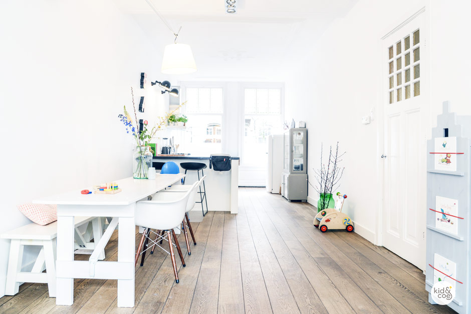 delikatissen estilo nórdico escandinavo eames decoración infantil decoración en blanco de vacaciones con niños casas familias con niños casa nordica en amsterdam Casa familiar de vacaciones casa alquiler vacaciones amsterdam blog decoración nórdica 