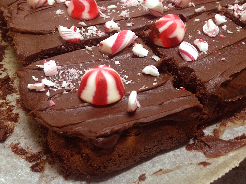recetas rápidas recetas postres festivos recetas postres delikatissen recetas para muchos recetas faciles postres chocolate holiday fudge brownies ganache de chocolate Fudge brownie navideño candy cane 