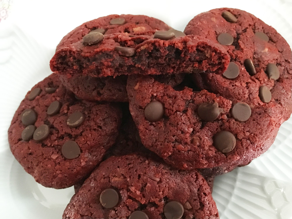 delikatissen Red velvet chocolate chip cookies recetas san valentin recetas delikatissen galletas rojas galletas red velvet galletas de cacao galletas con pepitas de chocolate cookies de chocolate chocolate chip cookies 