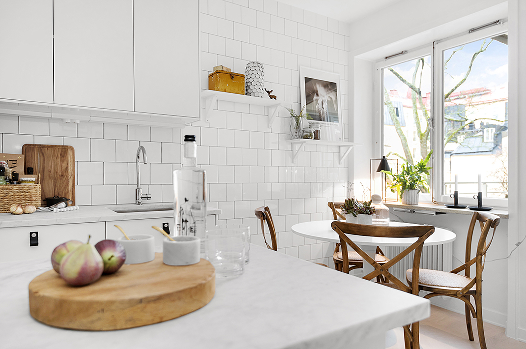 madera natural interiores espacios pequeños estilo nórdico escandinavo encimeras de mármol decoración moderna decoración mini pisos cocina nórdica moderna cocina blanca blog interiores nórdicos blog decoración nórdica 