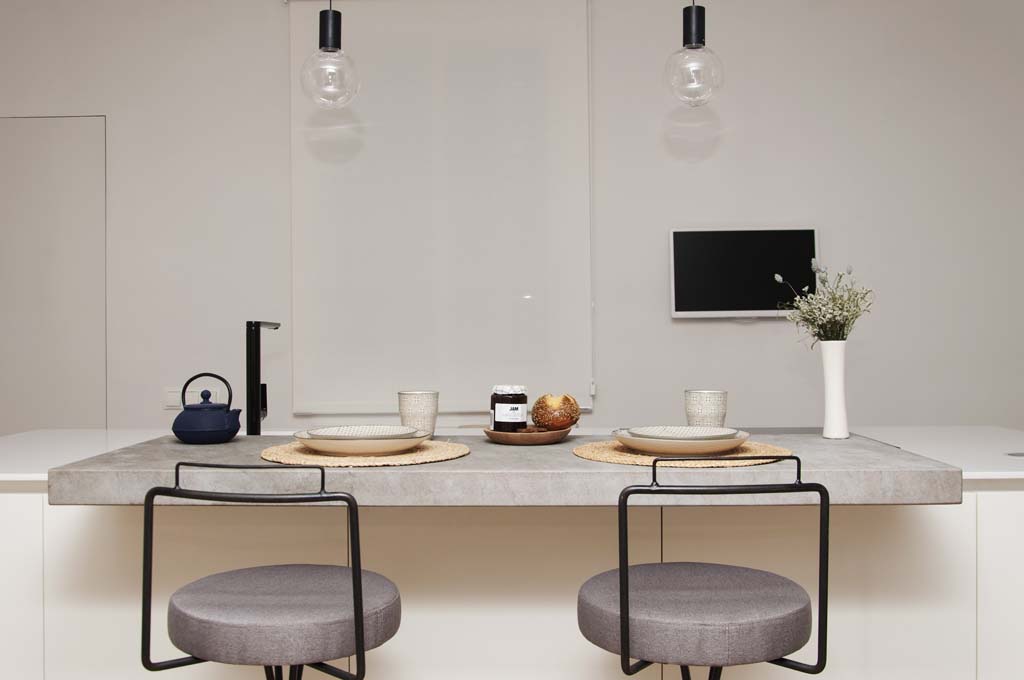 Reformas Barcelona estilo nórdico escandinavo estilo nórdico barcelona Encimera de piedra gris encimera cocina madera cocinas nórdicas modernas cocina con isla blog decoración nórdica 