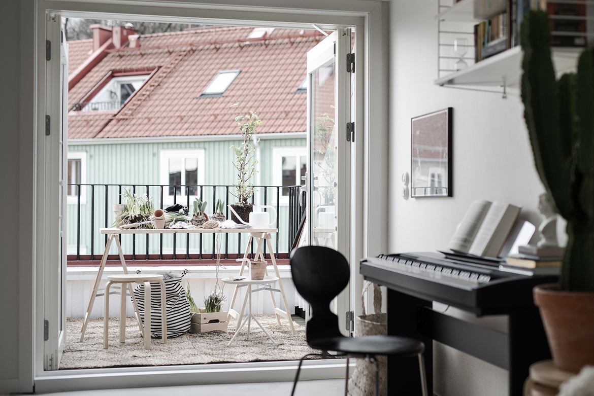 sillas de diseño muebles de diseño mini dúplex nórdico madera natura interiores espacios pequeños estilo nórdico moderno decoración dúplex cocina nórdica ch24 eames fritz hansen muuto ikea blog decoración diseño nórdico 
