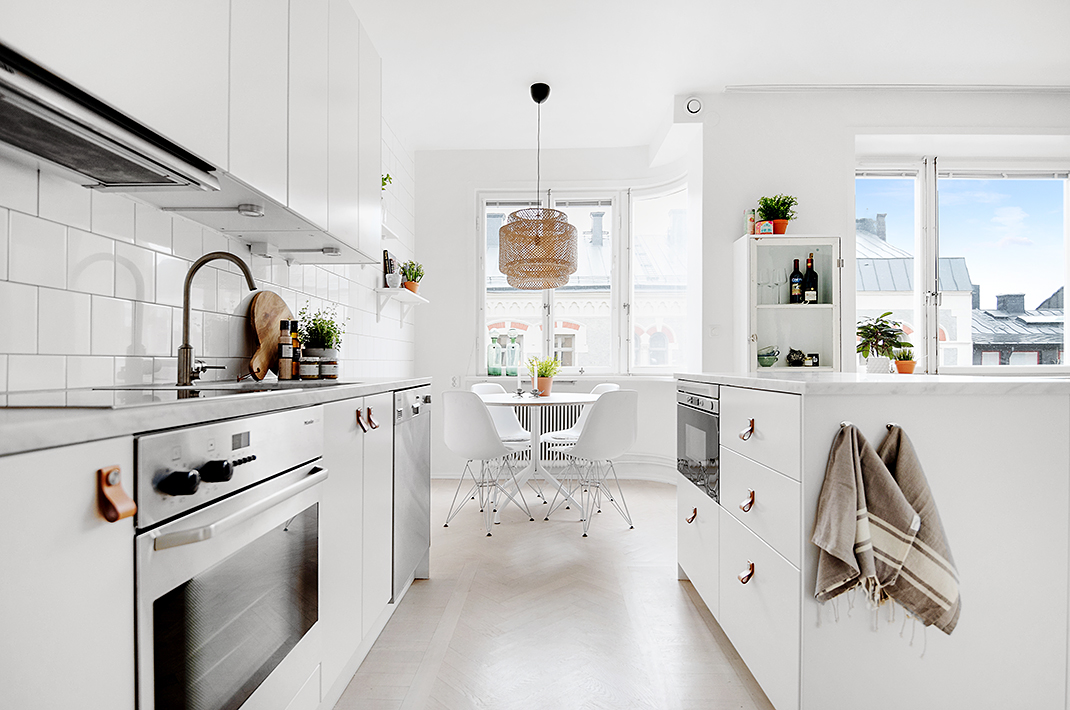 zona común diáfana Una joya de 38 m² textiles grises muebles blancos interiores espacios pequeños estilo nórdico decoración nórdica moderna decoración mini pisos blog decoracion interiores 