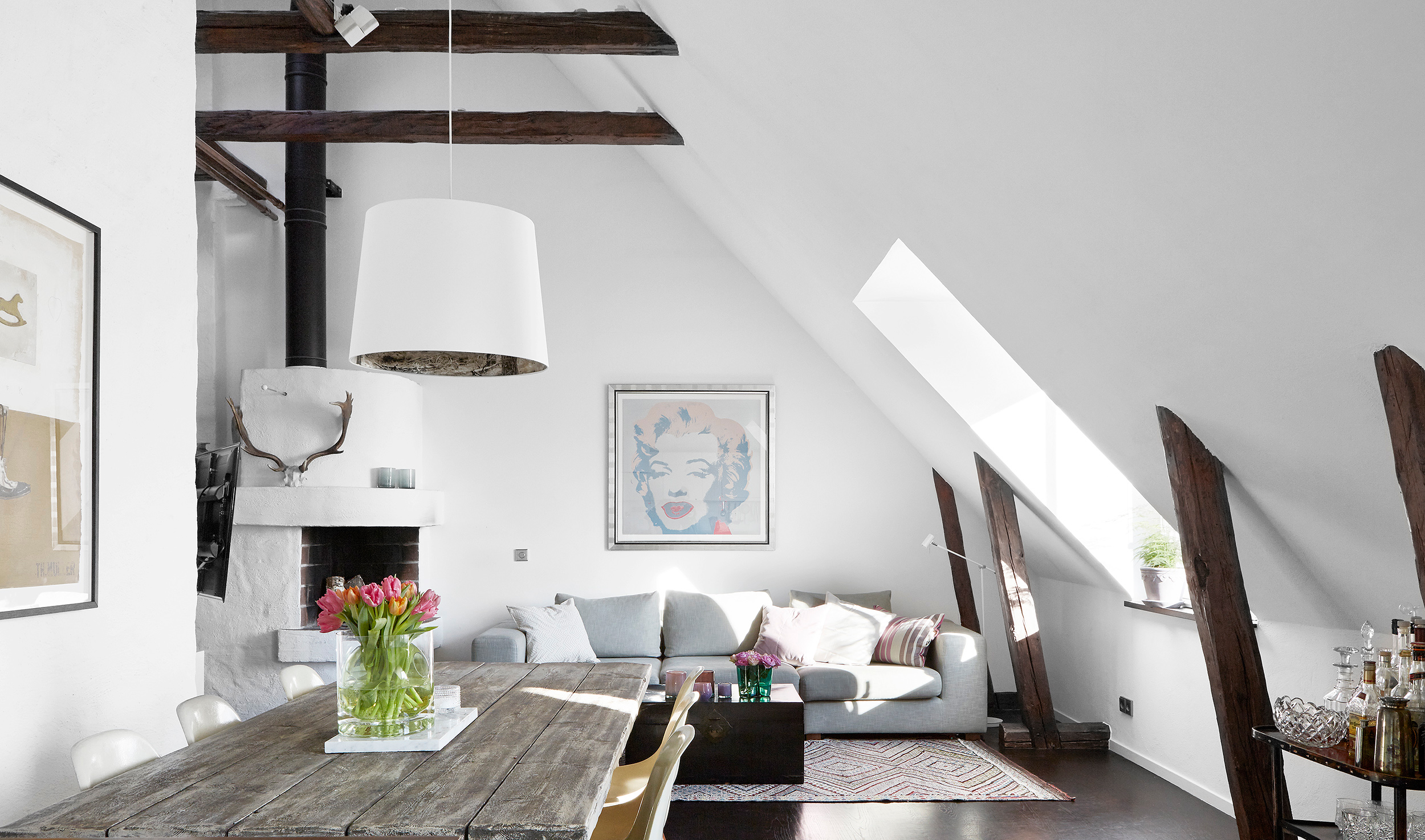 Vigas de madera chimenea y recovecos pisos suecos decoración estilo rústico estilo nórdico moderno espacios diáfanos decoración interiores decoración áticos dúplex cocinas modernas 
