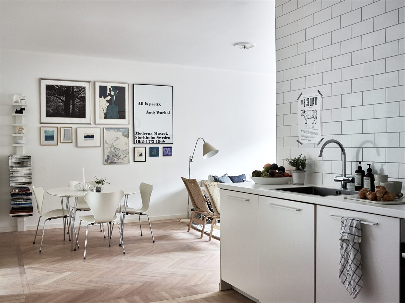 suelo espiga suelo de madera fresno estilo nórdico moderno distribución diáfana decoración en blanco decoración comedores nórdicos cocina abierta nórdica blog decoración nórdica 