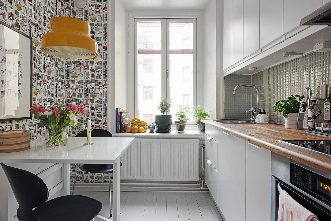 Si, al papel de pared pintado en la cocina