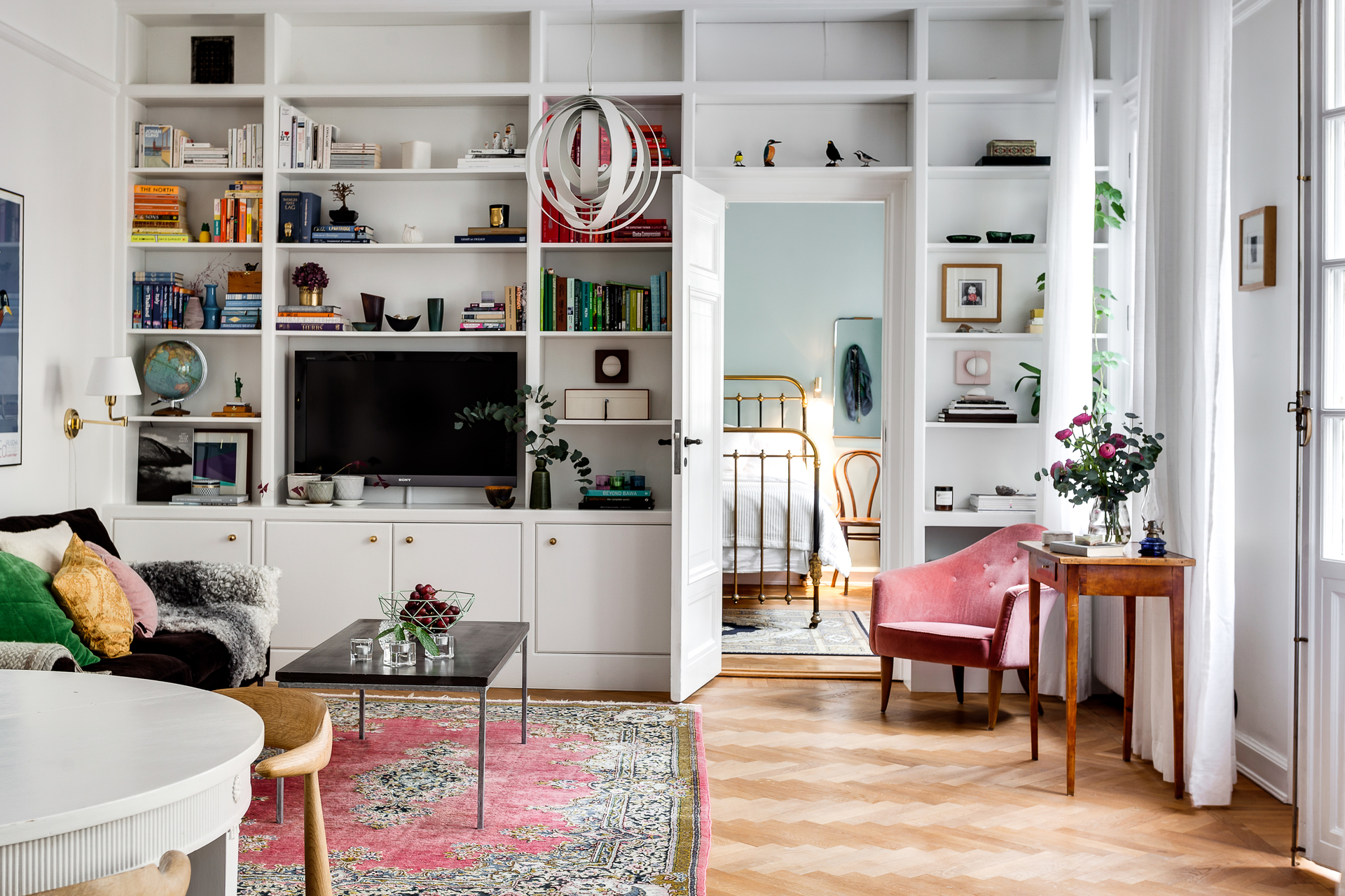vitrinas baldas estantería cerrada suelo de madera roble revestimiento pared salon estilo nórdico escandinavo estilo nórdico estanterías libres sueltas estanterías de obra decoración salones nórdicos blog decoracion interiores 