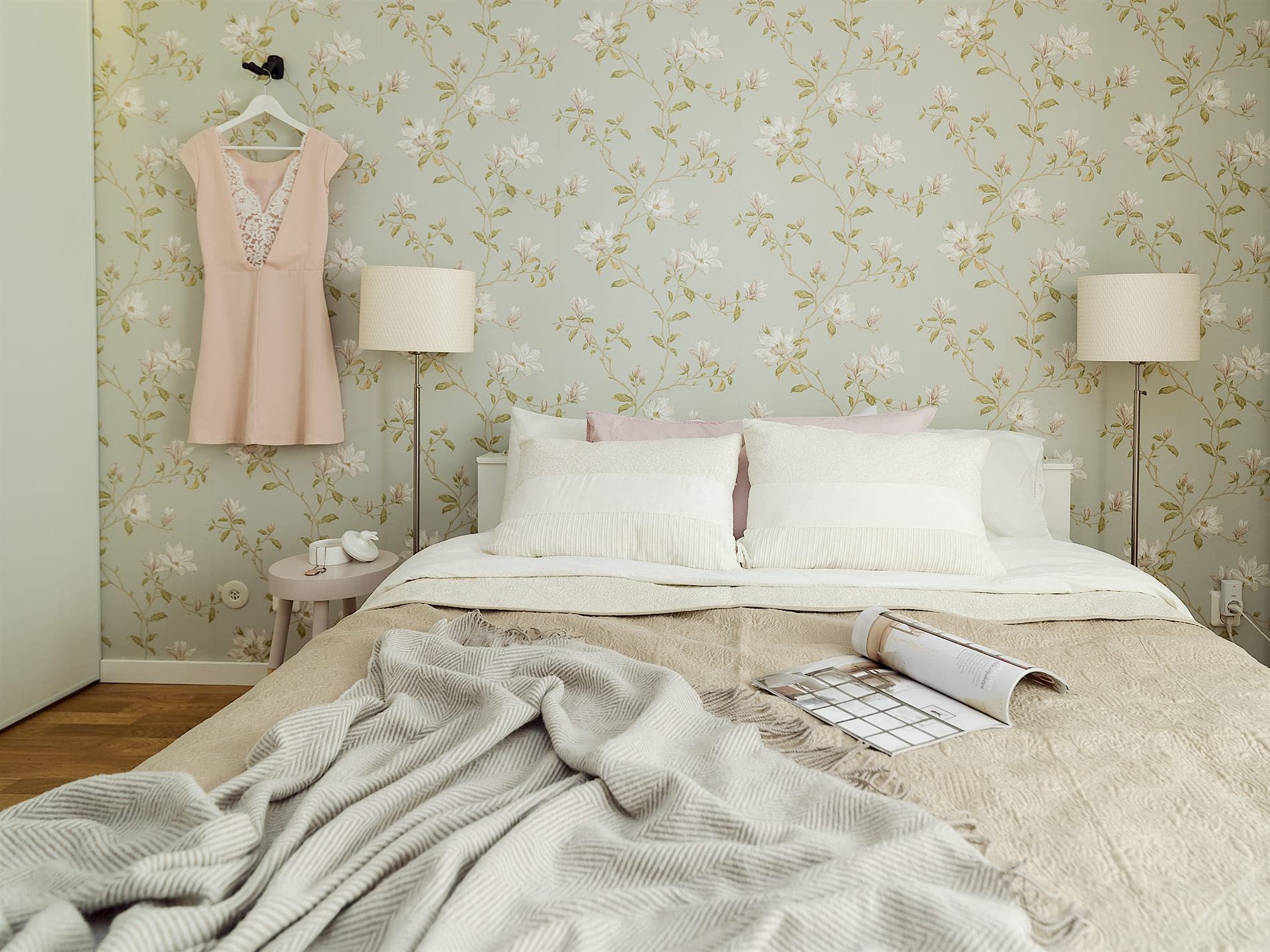 papel de pared floral estilo nórdico escandinavo decoración romántica decoración femenina decoración dormitorio blog decoración nórdica blog decoracion interiores 