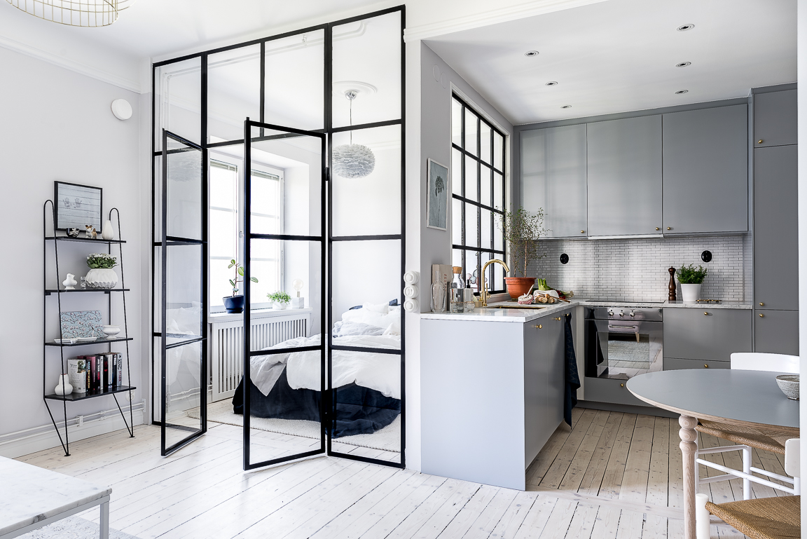 planta abierta pared de cristal decoración mini pisos decoración interiores nórdicos estilo nórdico escandinavo distribución diáfana cocinas pequeñas grises blog decoración nórdica 