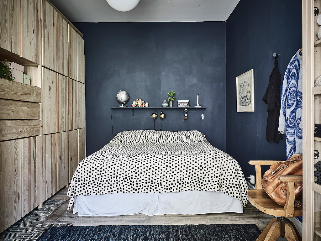 paredes oscuras madera natural estilo nórdico oscuro estilo ecléctico Dormitorio con paredes oscuras decoración oscura decoración muebles ikea decoración escandinava colores oscuros piso blog decoración nórdica 