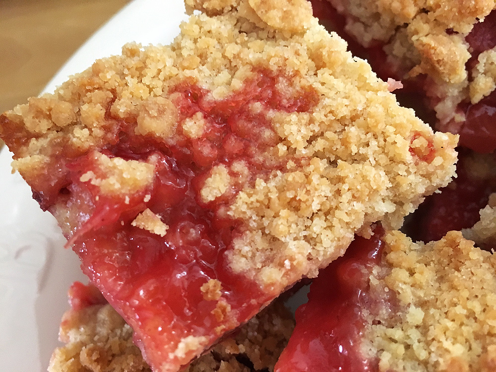 delikatissen tartas fresa strawberry crumb bars postres rápidos postres fáciles postres delikatissen comida americana bollería Barritas de fresa 