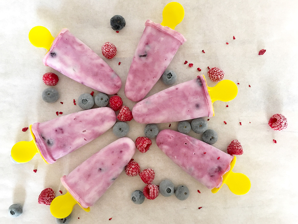 recetas postres delikatissen polos de yogur y frutas Polos de yogur griego y arándanos helado sin máquina helado de arándanos helado casero frozen yogur 