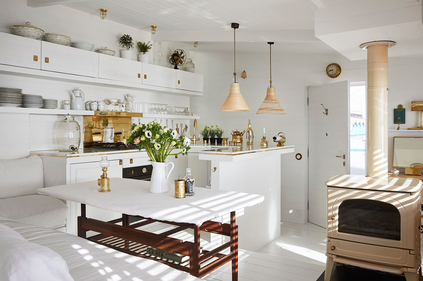 viviendas pequeñas decoración Pequeño refugio junto al Mediterráneo estilo mediterráneo verano decoración interiores pequeños decoración en blanco decoración casas verano casa de vacaciones italia blog decoracion interiores 