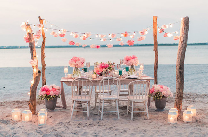 mesas celebración bodas Idílicas mesas y bodas en la playa eventos junto al mar estilismo de bodas decoración romántica decoración femenina decoración exterior decoración eventos blog decoración nórdica 