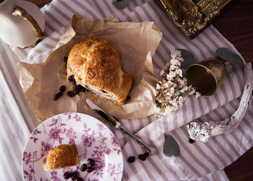 delikatissen recetas postres delikatissen recetas faciles recetas de hojaldre postres rápidos fáciles postres con mermelada lazo hojaldre casero Lazo de hojaldre relleno de confitura de mora estilismo de postres 