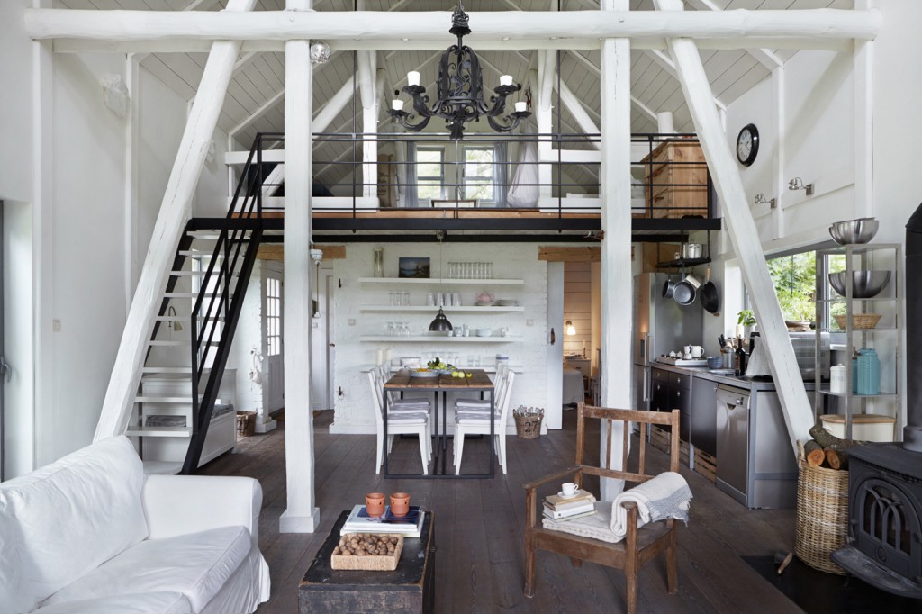 Viejo pajar convertido en casita de vacaciones porche y jardín diseño estilo rústico francés estilo industrial decoración madera interior decoración interiores verano decoración casa vacaciones casa nórdica blog decoración nórdica 