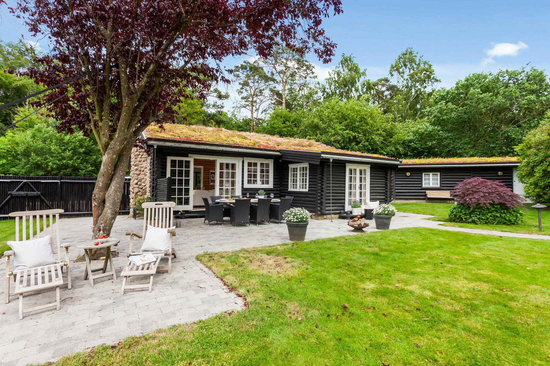 interiores de madera exterior negro estilo rústico moderno estilo nórdico diseño de exteriores Cottage con el exterior de troncos negros casas de vacaciones casas de madera blog decoración nórdica 