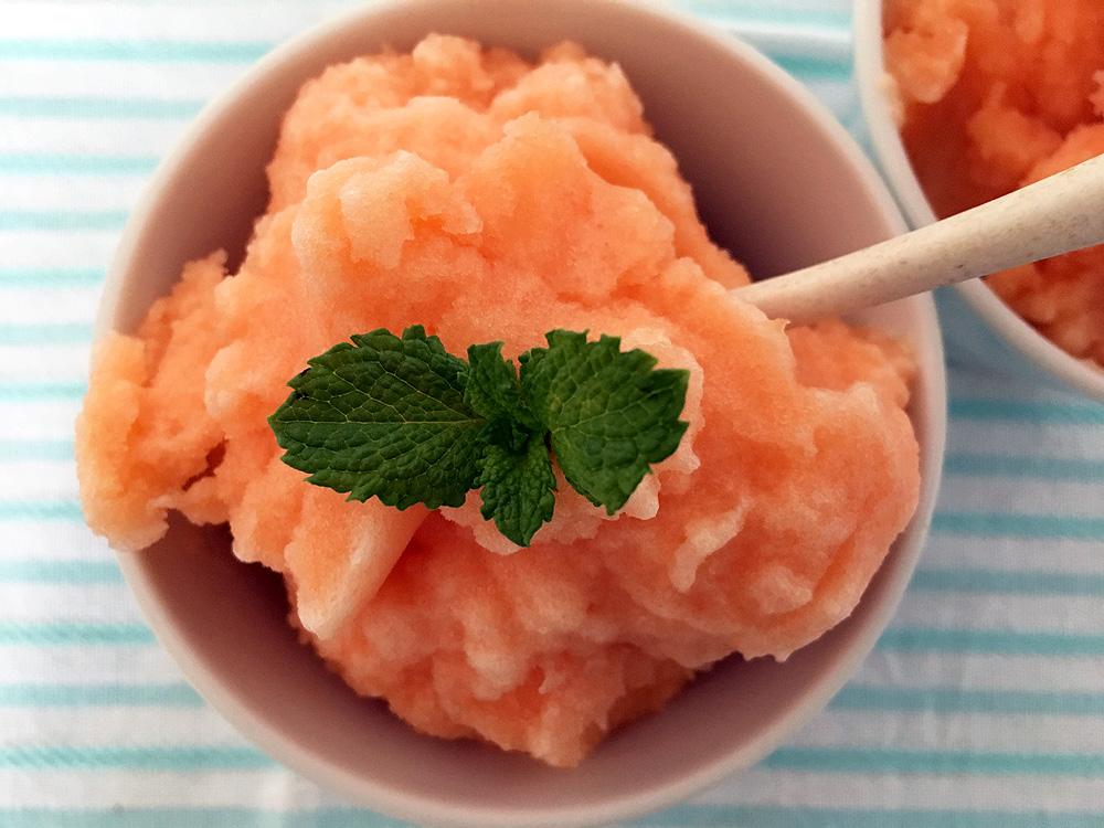 delikatissen Sorbete de melón cantaloupe sorbete casero postres recetas delikatissen postres fáciles postres de verano postre con melón helado sorbete granizado helado de melón helado de fruta 