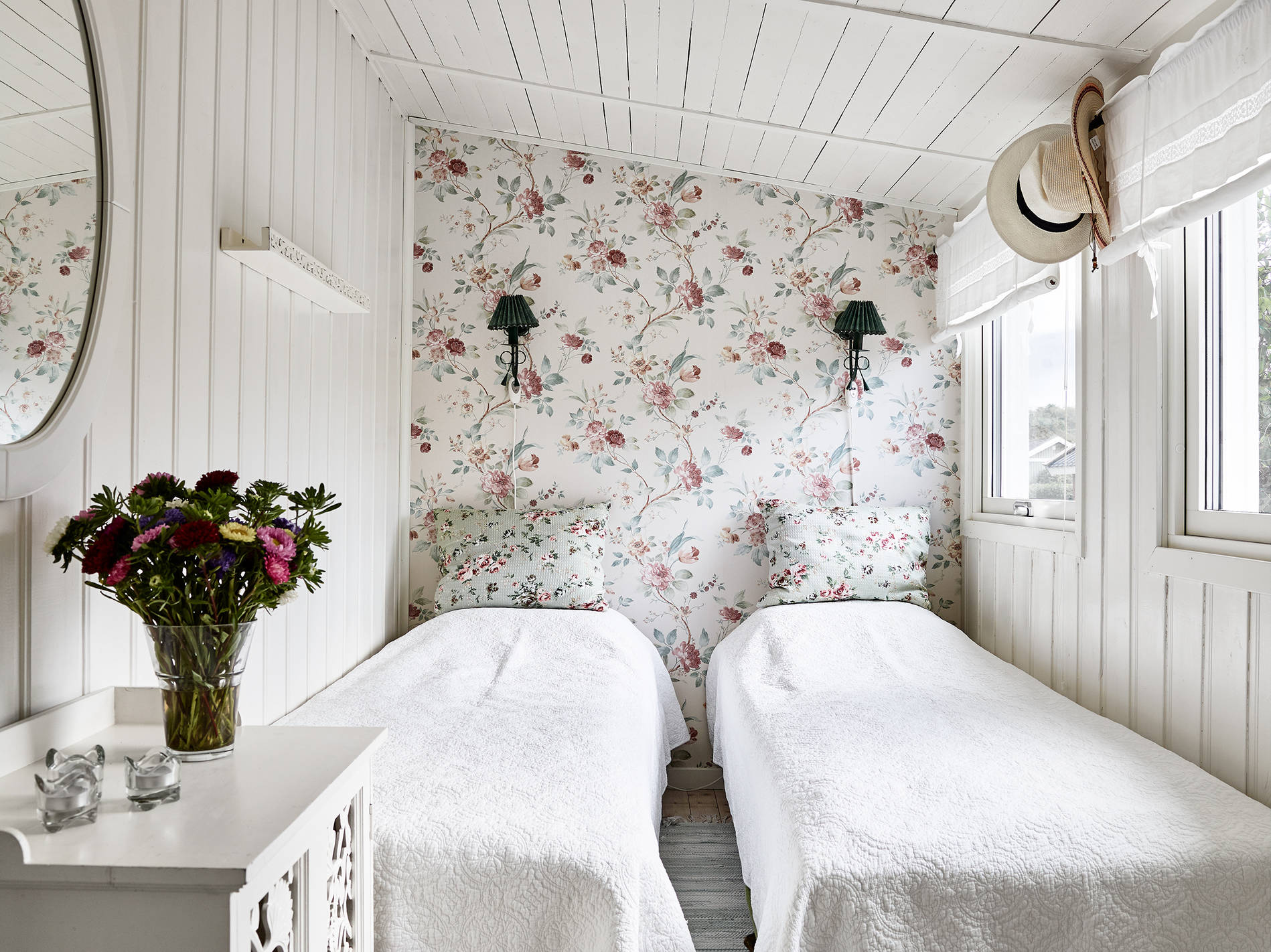 delikatissen pequeña cabaña madera papel de pared Motivos florales decoración flores y plantas decoración estilo sueco decoración femenina decoración exterior blog decoración nórdica 