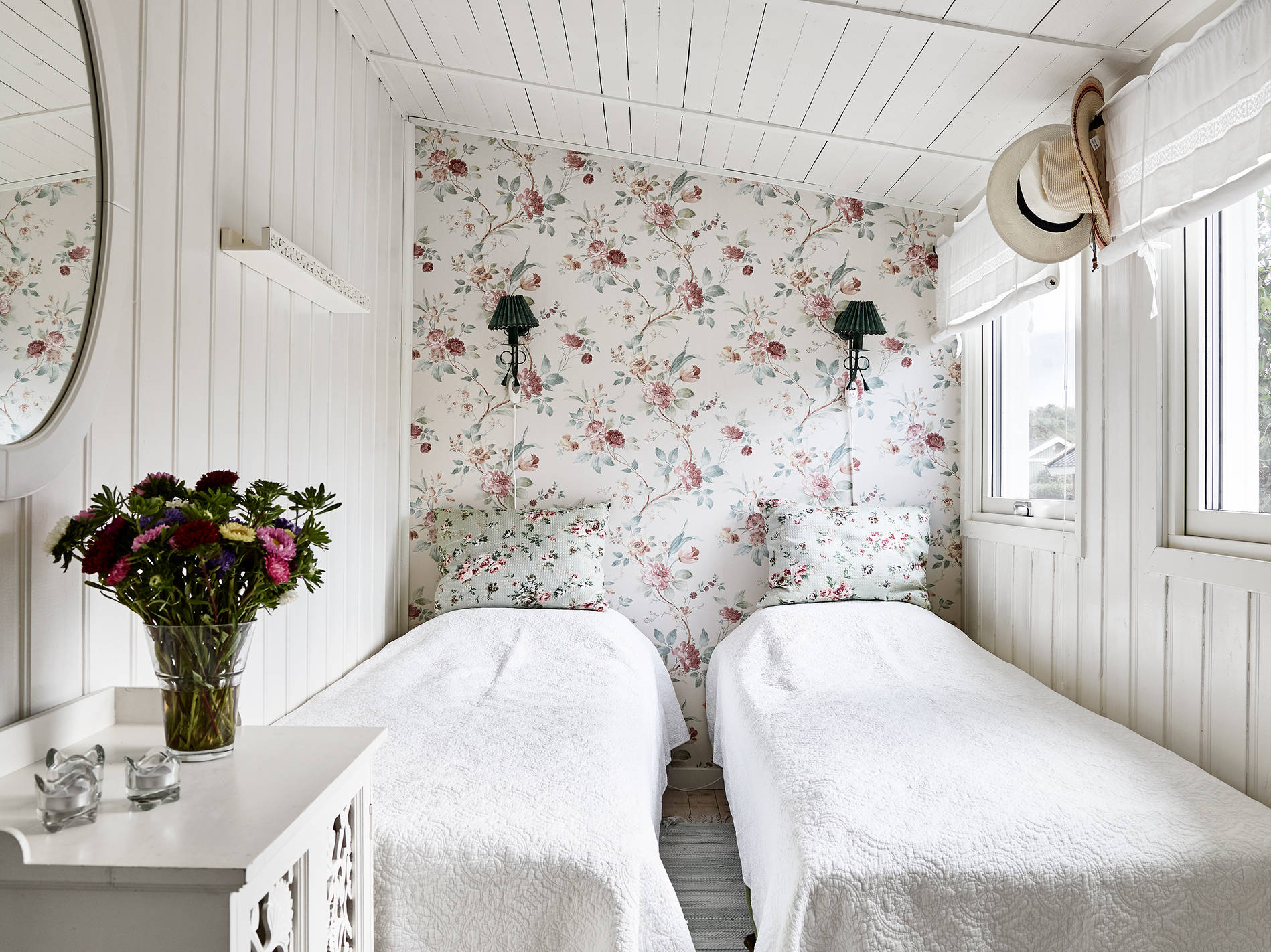 pequeña cabaña madera papel de pared Motivos florales decoración flores y plantas decoración estilo sueco decoración femenina decoración exterior blog decoración nórdica 