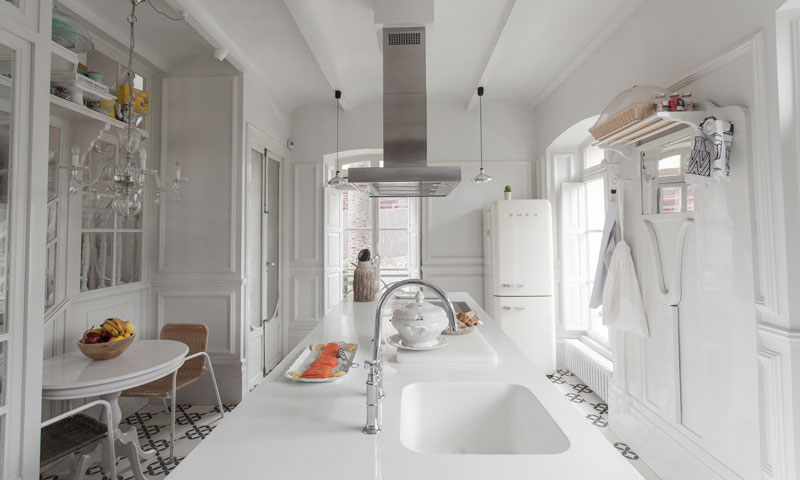 reformas casas madrid Molduras en el techo estilismo interiores Estética de mansión antigua para vivienda moderna decoración mezcla de estilos decoración interiores decoración en blanco blog decoracion interiores baldosa hidraulica 