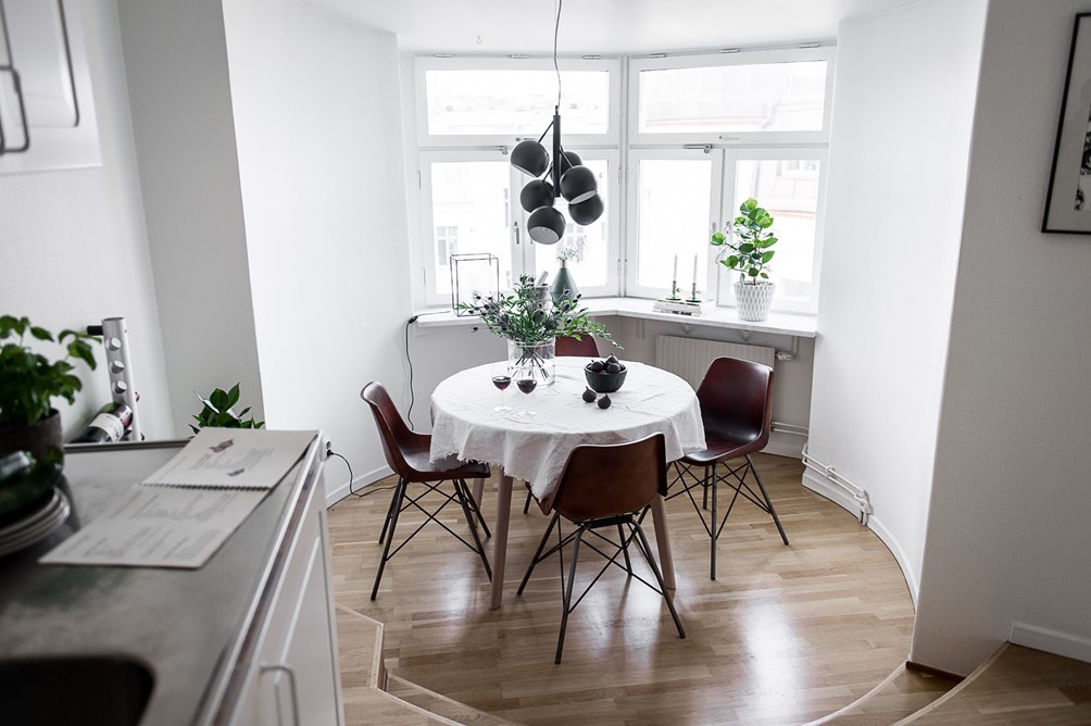 sillas comedor madera estilo escandinavo decoración comedores comedor nórdico comedor mesa redonda comedor en ático Comedor de planta circular blog decoración nórdica 