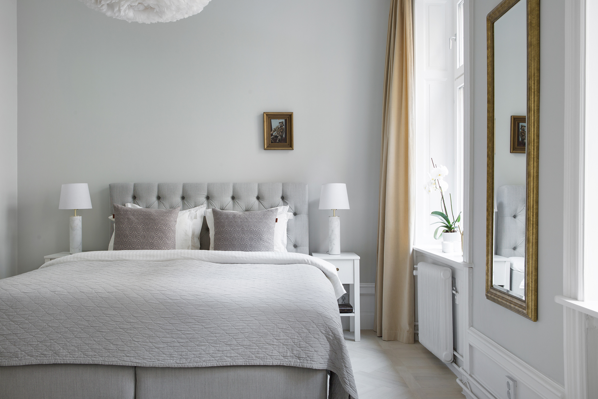 piso sueco estocolmo pequeños accesorios hogar dorados objetos hogar dorados interiores pisos pequeños dorado decoración nórdica decoración blanco Cómo introducir el dorado en la decoración nórdica blog decoracion interiores 
