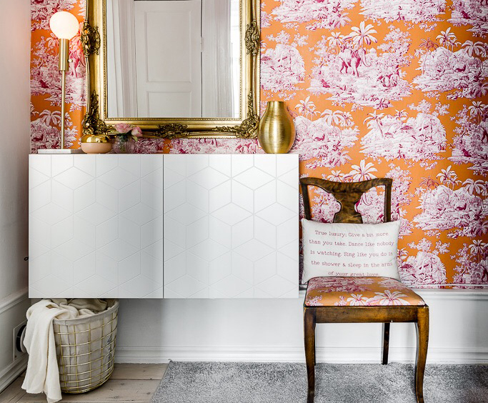 piso nórdico hall recibidor diferente estilo escandinavo estilo barroco espejo labrado dorado decoración naranjas fucsias blog decoración nórdica 