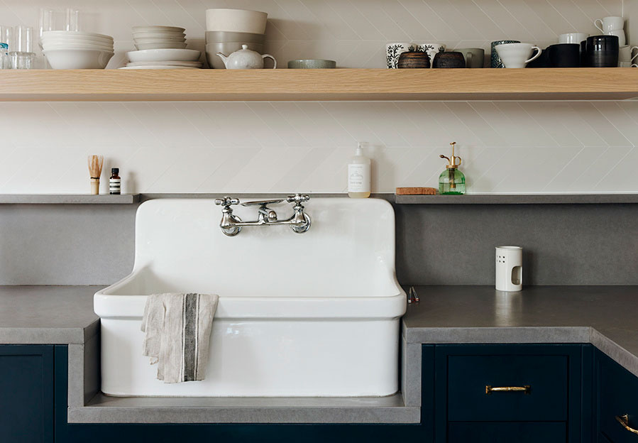 estilo nordico en usa estilo nórdico en brooklyn estilo escandinavo diseño nórdico Copenhague en Brooklyn cocina dos colores blog decoración nórdica baldas con porcelana altos techos 