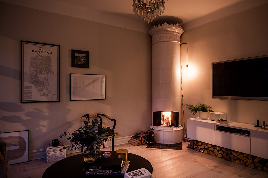salones nórdicos estilo escandinavo decoración invierno decoración interiores chimenea blog decoración nórdica Almacenar leña en el salón 