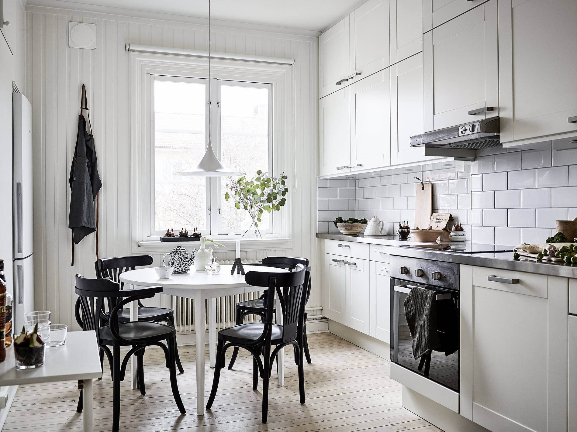 mesa blanca sillas negras estilo escandinavo decoración pisos pequeños decoración interiores comedores nórdicos combinaciones estilo nórdico cocinas nórdicas blog decoración nórdica blanco y negro decoración 