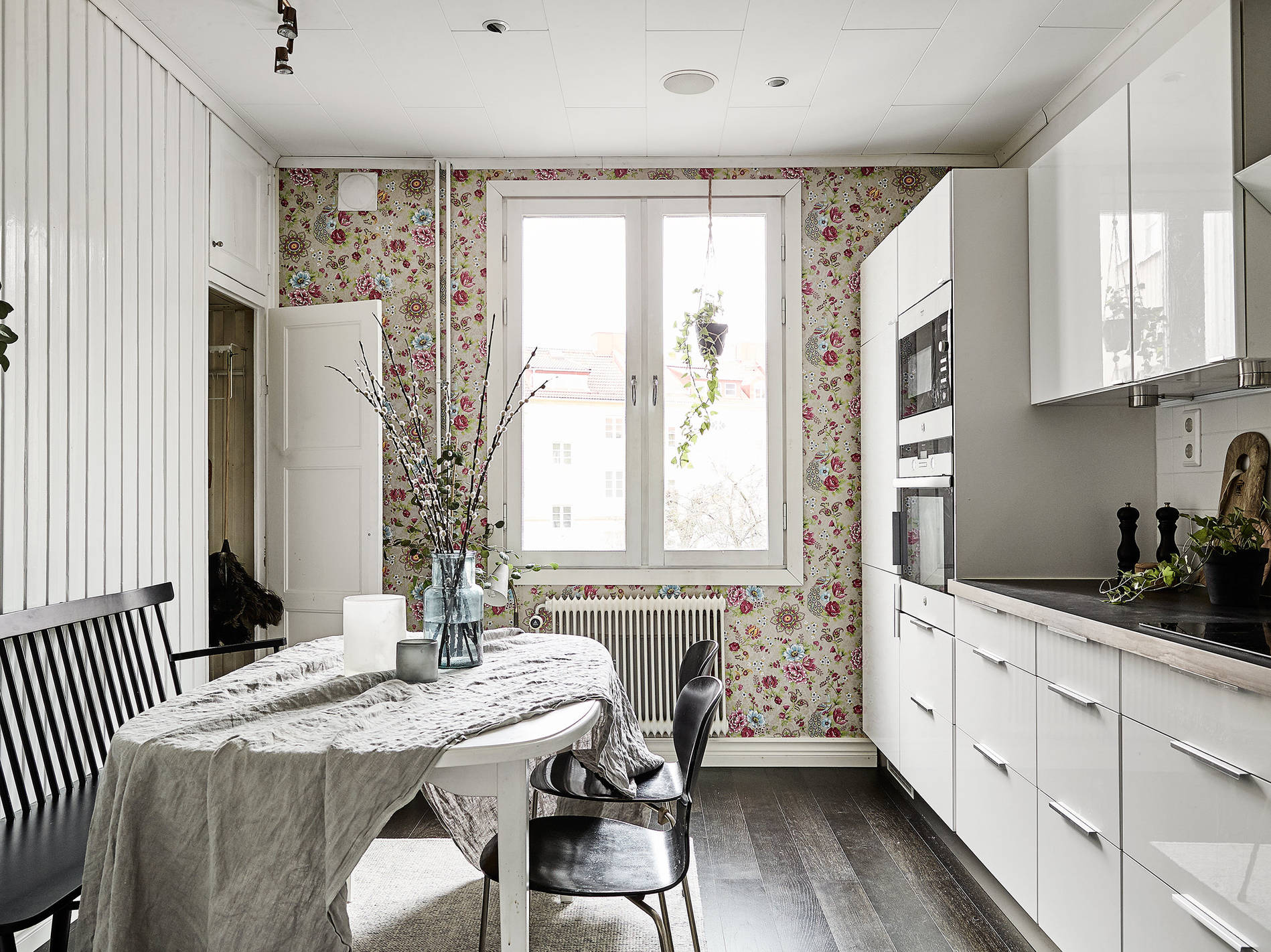 papel pintado floral papel de pared panelado madera mezclar acabados mezcla revestimientos estilo escandinavo cocina revestimientos blog decoración nórdica acabados paredes 