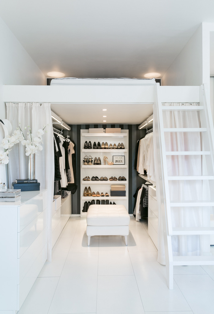 walk in closet vestidor en minipiso puro blanco decoración estilo escandinavo distribución diáfana decoración pisos pequeños deco total white cama en altillo blog decoracion interiores 
