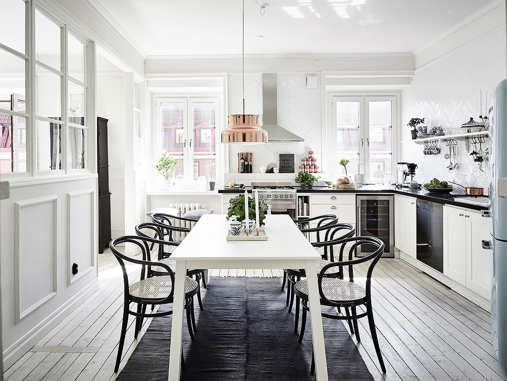 Un tercio de la vivienda para la cocina sillas thonet 209 pisos con paredes de cristal piso sueco gran mesa comedor decoración interiores cocina grande piso pequeño casas amplias para dos blog decoración nórdica 