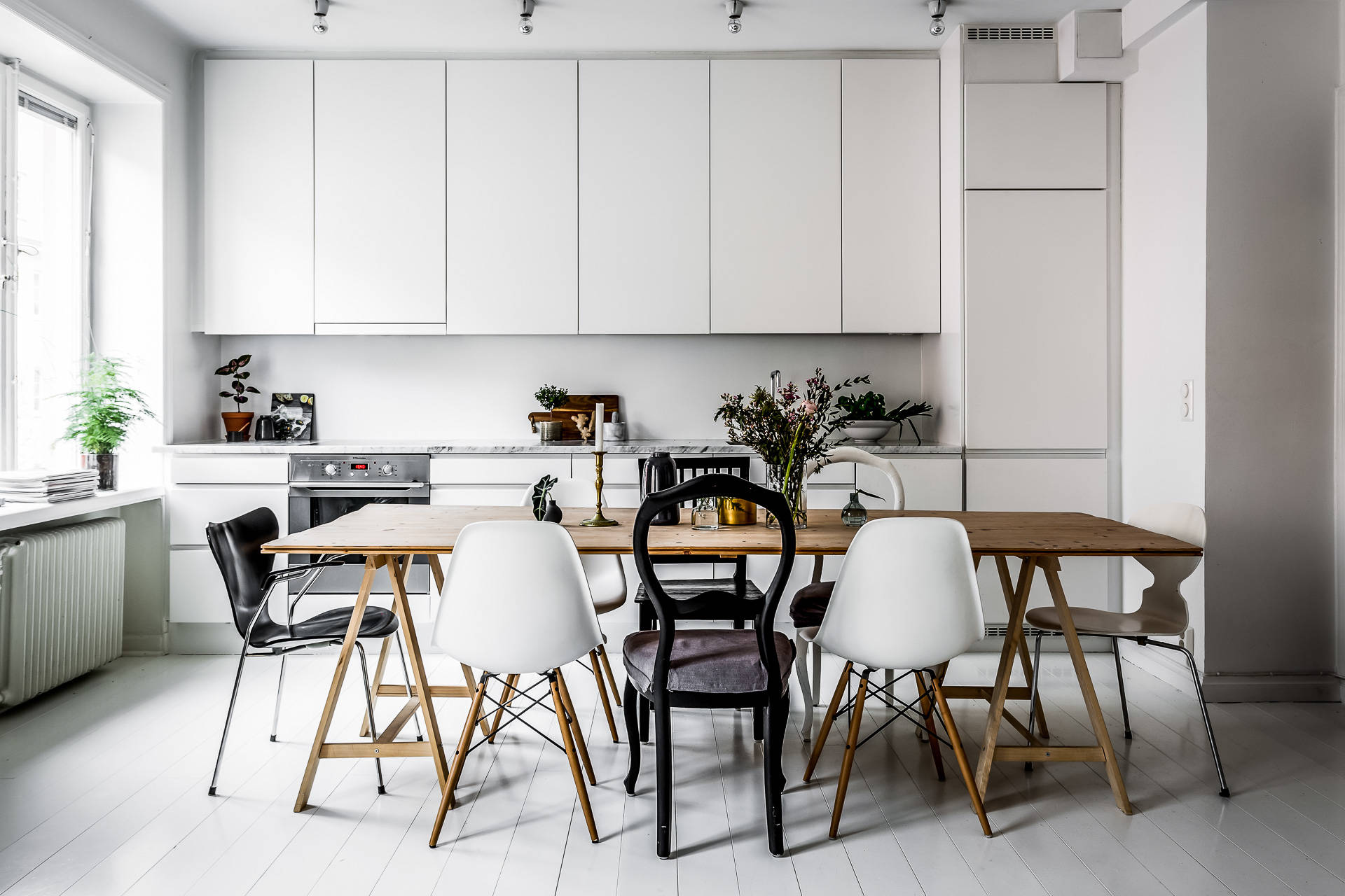 sillas Eames DSW sillas de diseño silla 7 de Arne Jacobsen muebles de diseño estilo escandinavo decoración eclética decoración comedores Comedor con sillas desparejadas cocina abierta blog decoración nórdica Ant de Arne Jacobsen 