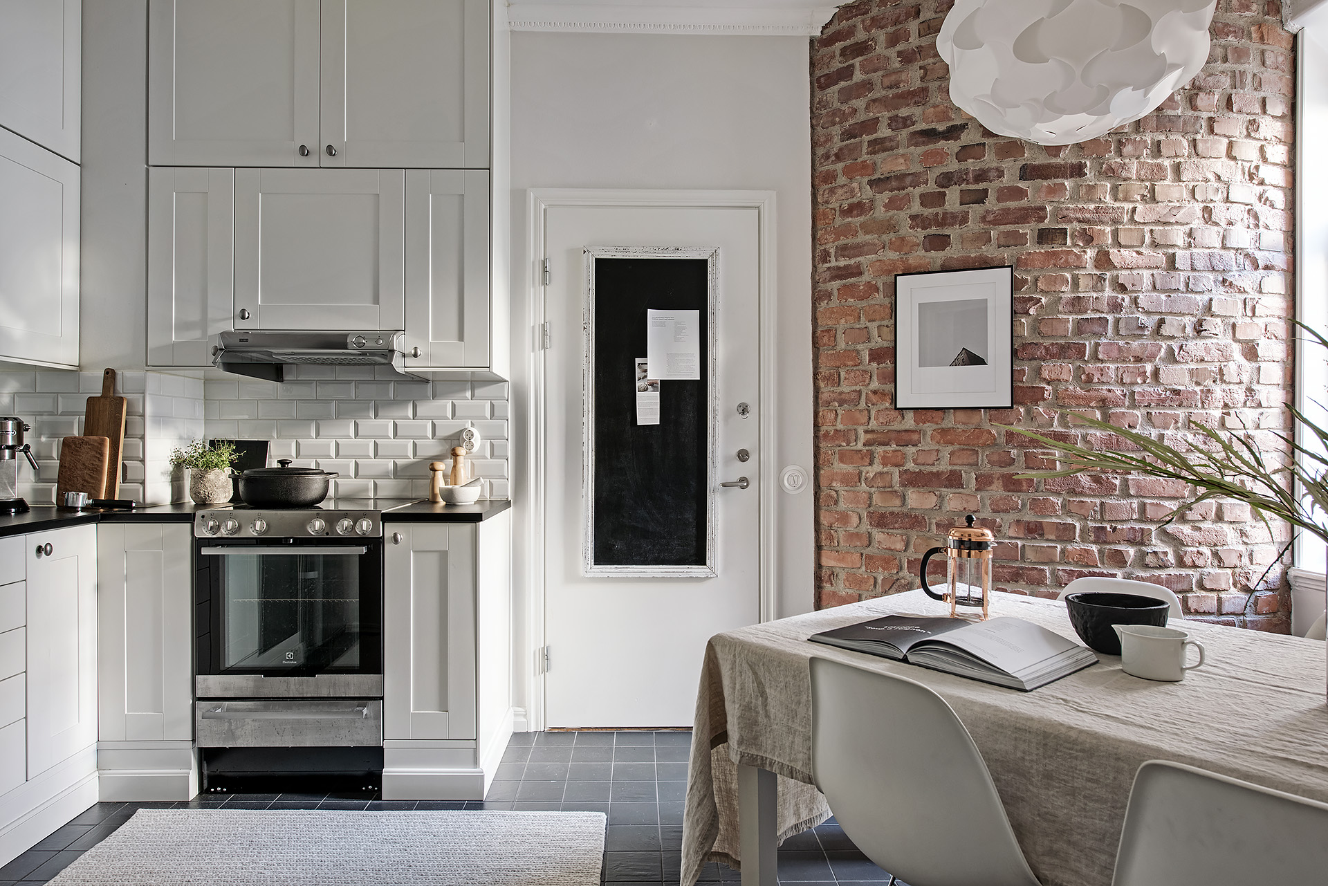 vestidor ladrillo visto en la cocina estilo escandinavo decoración pisos pequeños cocina pequeña cocina nórdica cocina blanca blog decoración nórdica baldosa metro 