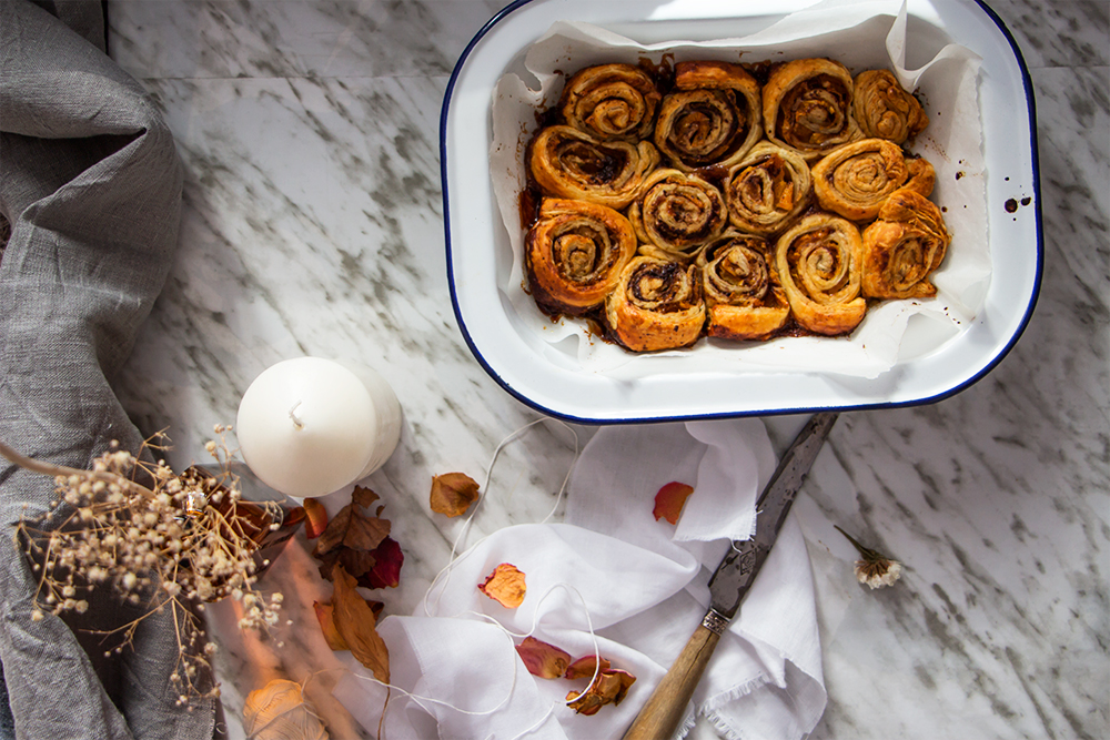 delikatissen tartitas de hojaldre Rollitos dulces de naranja y chocolate rollitos de canela recetas faciles recetas delikatissen postres con hojaldre y chocolate hojaldre con chocolate y naranja espirales de hojaldre cinnamon rolls bollería casera 