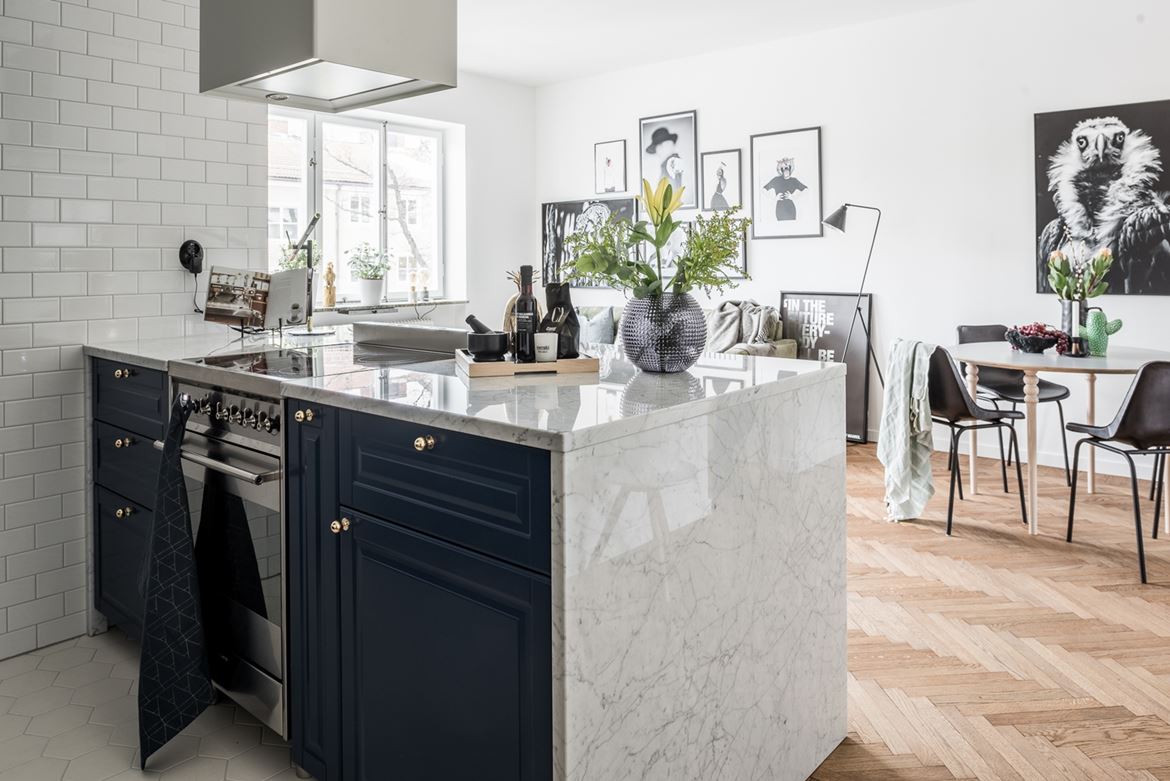 Una minicocina muy elegante mini pisos suecos mármol de Carrara cocina Smeg encimera de marmol electrodomesticos primeras marcas cocina sueca cocina piso pequeño cocina nórdica cocina moderna cocina mini cocina azul blog decoración nórdica 