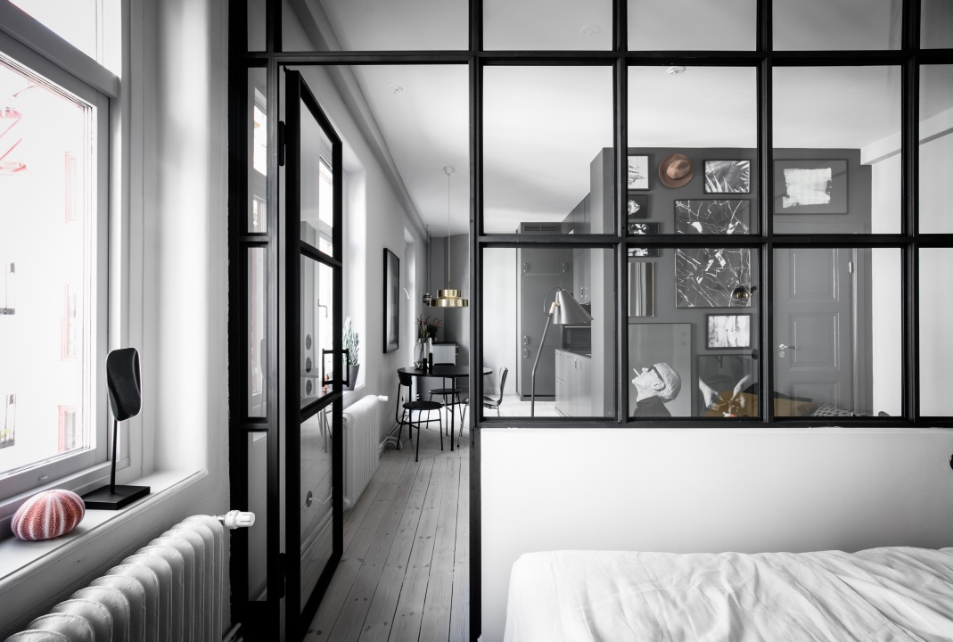 Puertas y muebles del mismo color que la pared puerta negra pared negra pared de cristal estilo nórdico oscuro estilo escandinavo cristal entre salón y dormitorio blog decoración nórdica armario blanco pared blanca acristalamiento interior 