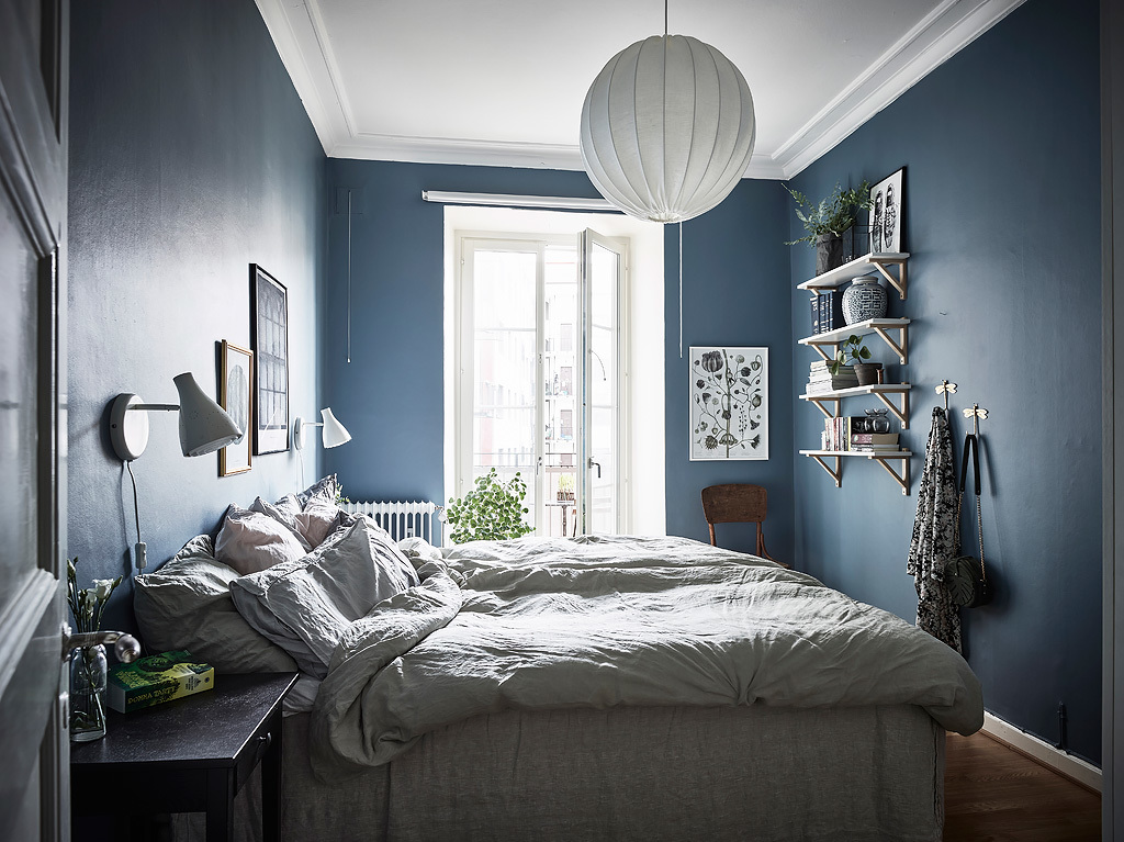 textiles dormitorio pared azul fuerte estilo nórdico Dormitorio nórdico azul con balcón dormitorio nórdico dormitorio azul decoración dormitorio blog decoración nórdica 