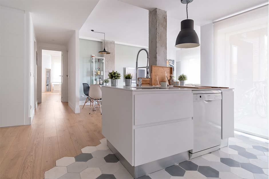 suelo de roble reforma nordica hogares lectores distribución abierta decoración nordica madrid decoración hogares reales cocina abierta casas de verdad blog decoración nórdica baldosa hidraulica antes-después 