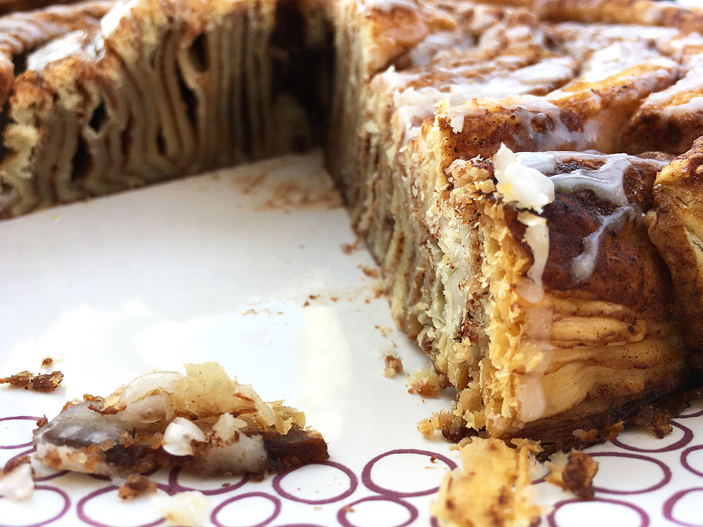 tarta de canela Tarta - rollo de canela y hojaldre rollo de canela recetas delikatissen postres rápidos postres nórdicos postres fáciles kanelsnegle Kanelkaka Kanelkage kanel ruller Giant Cinnamon Roll cinnamon rolls cake 