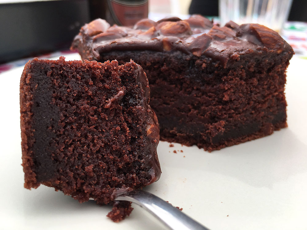 Texas sheet cake tarta con frosting cacao y almendras tarta con cobertura cacao tarta baja de cacao y almendras recetas delikatissen postres fáciles postres delikatissen postres americanos bizcocho de cacao 