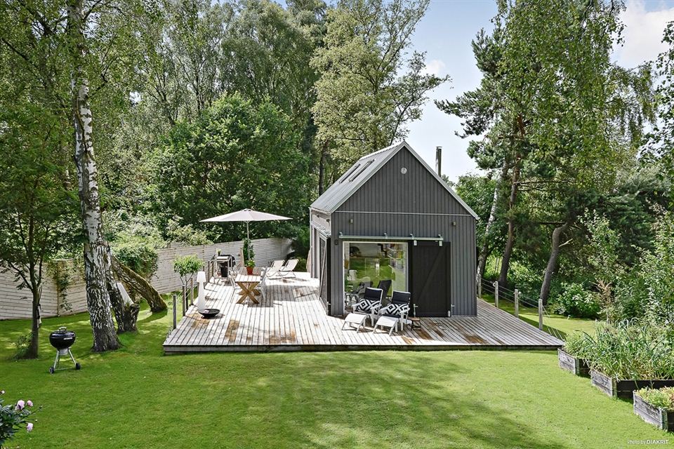 delikatissen terraza de madera pergola negro exteriores estilo sueco estilo nórdico diseño exteriores decoración exteriores casas negras casa verano suecia bbq 