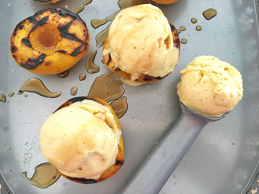 recetas delikatissen postres sanos postres rápidos postres con melocotón postres con fruta melocotones al grill Melocotones a la parrilla con helado grilled peaches 